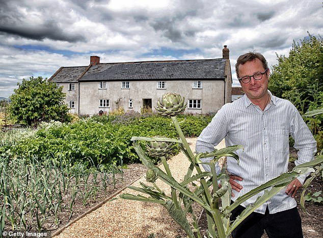 El restaurante emblemático de Hugh Fearnley-Whitting Stable arriesgó el estallido de E. coli y tenía queso mohoso en la cocina.