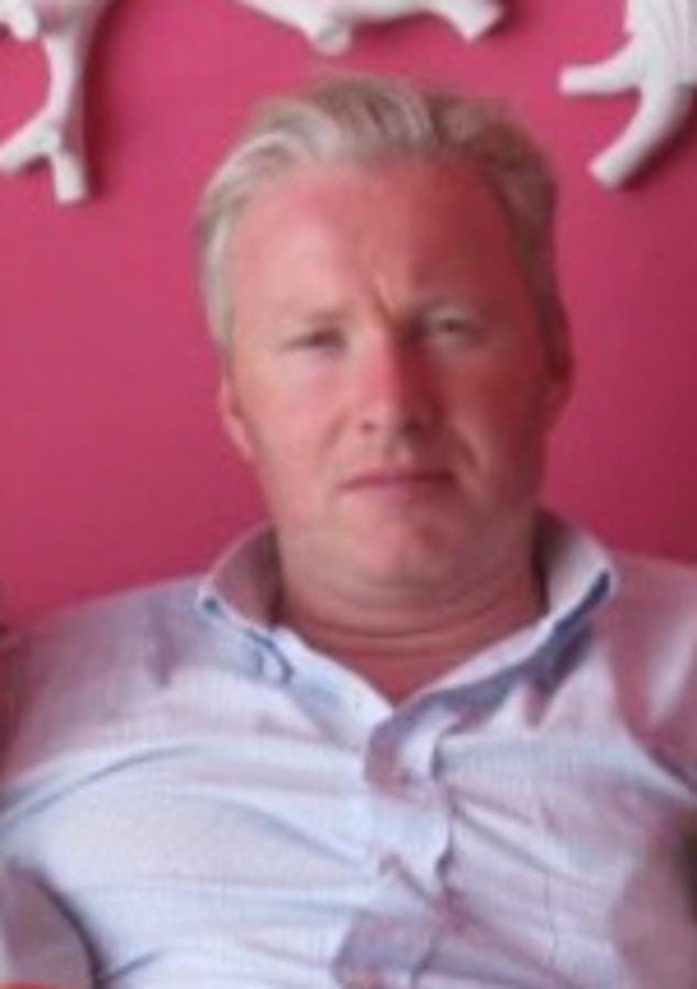 El galardonado arquitecto se fue a su colega junior después de presentar respuestas de examen a su colega junior