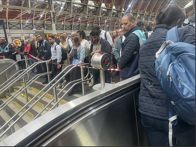 Caos de viaje para viajeros en Londres como “culpa” ve a docenas de trenes afectados