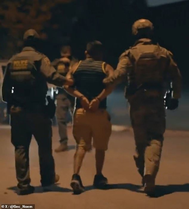 Kristi Noem publica un extraño papel destacado de la última detención de hielo para obtener una extraña reproducción de la canción clásica de Nirvana