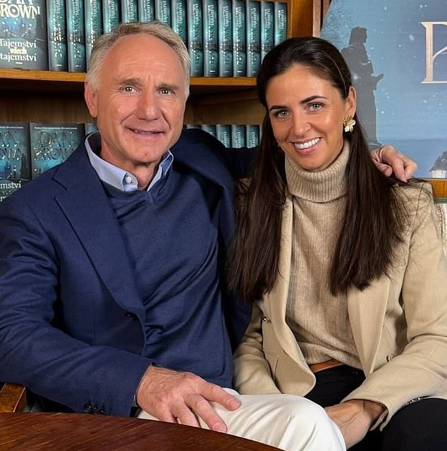 Se supone que el autor del Código Da Vinci, Dan Brown, de 61 años, se casará con una de sus cuatro ‘amantes’, que tiene 27 años.