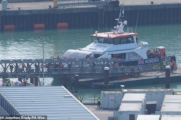 El hombre iraní se convierte en el tercer migrante que es llevado a Francia bajo el acuerdo de “uno en, uno fuera, uno” después de cruzar el canal en un pequeño bote