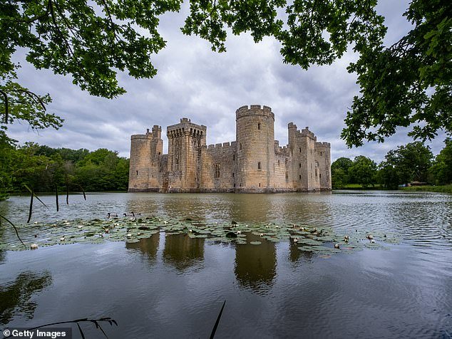 Enojo por el plan para la “horrible” casa de construcción “en la” hermosa “aldea de Sussex como residentes” No queremos gente aquí “.