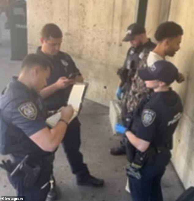 El escritor negro del éxito de televisión The Bear dice que la mujer blanca mayor lo había traído a él