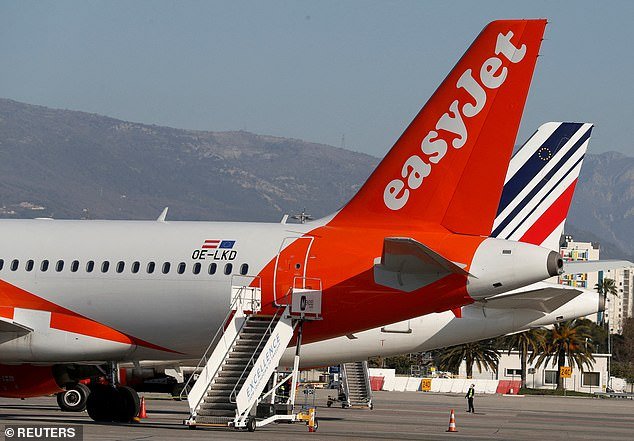 Casi señorita con la sonda de emergencia de EasyJet Flight Spark después de la aeronave, que llegó a golpear el avión a 10 pies, y deja que los pilotos guarden silencio para trabajar