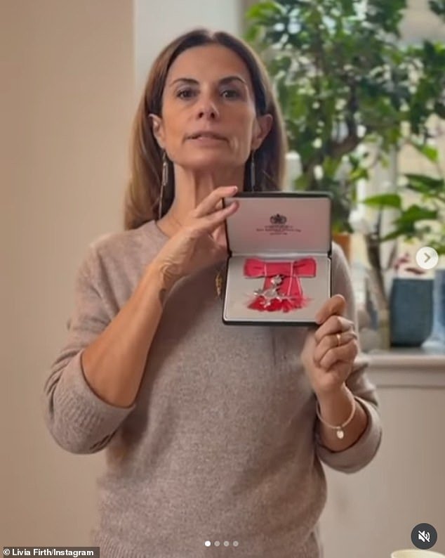 Colin Firths ex esposa Livia devuelve su MBE dramáticamente y desgarra el prestigioso certificado de furia sobre Trump: el activista ataca al “miedo al apaciguamiento” del rey Charles