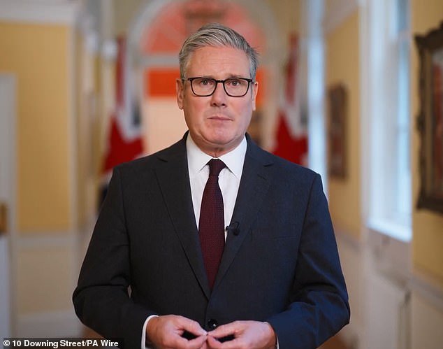 El moribundo de la economía. Reglas de socialismo. La policía está golpeando cuando dicen o piensan lo mal. En un nuevo plan autoritario, que incluso Gran Bretaña es más probable que haga como Alemania Oriental, los ciudadanos se verán obligados a usar tarjetas de identificación.