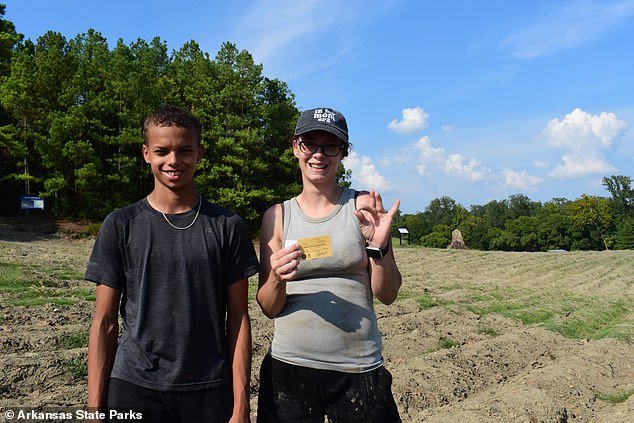 La familia descubre un enorme diamante en Arkansas Park después de excavarse con herramientas que compraron en la tienda de dólar
