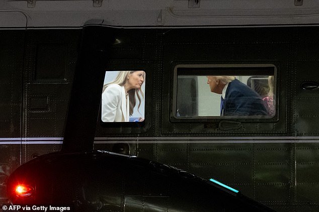 Trump saluda los dedos a la Sra. Melania, quien estrictamente sacude la cabeza en una conversación desagradable sobre Marine