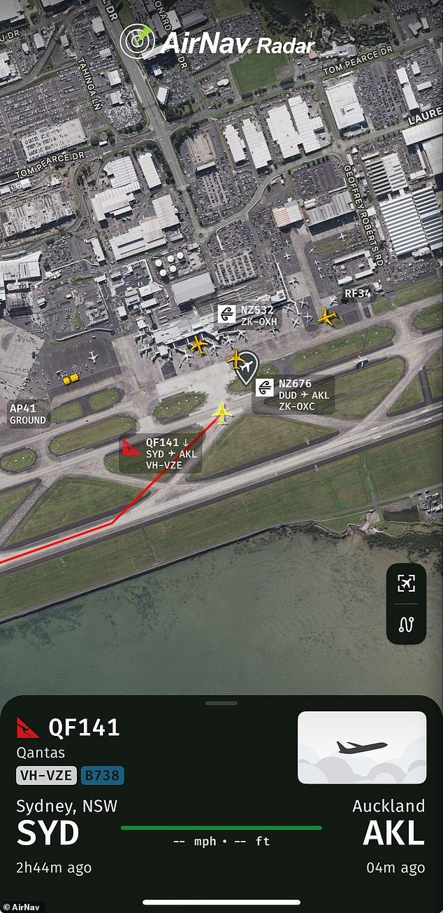 Piloto de Qantas en Sydney después de los problemas de vuelo de Auckland Usgent Mayday llama después de los informes sobre un “incendio” en una parada