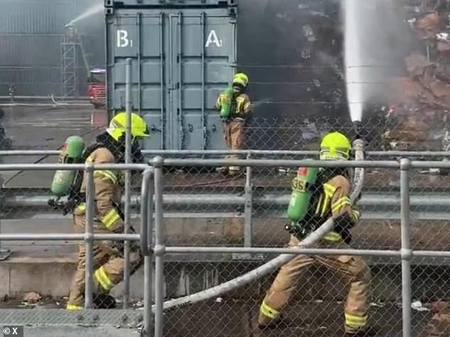 El fuego masivo estalla en la fábrica de papel de Opal cuando casi 100 bomberos luchan contra las llamas en el este de Sydney