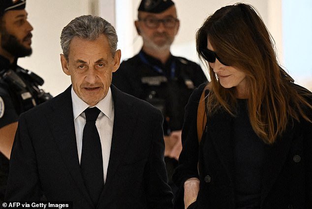 Macron está bajo presión para perdonar a su vergonzoso predecesor Nicolas Sarkozy después de que el ex presidente francés fuera sentenciado a cinco años de prisión por conspiración criminal