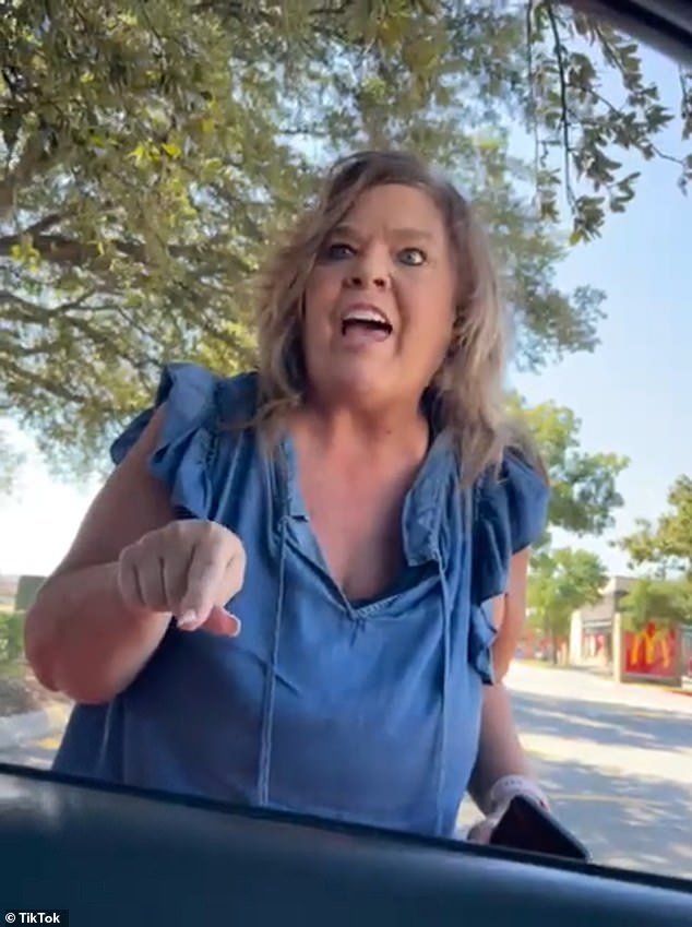 Texas ‘Karen’ Karen grita abuso racista vil en el documento hispano