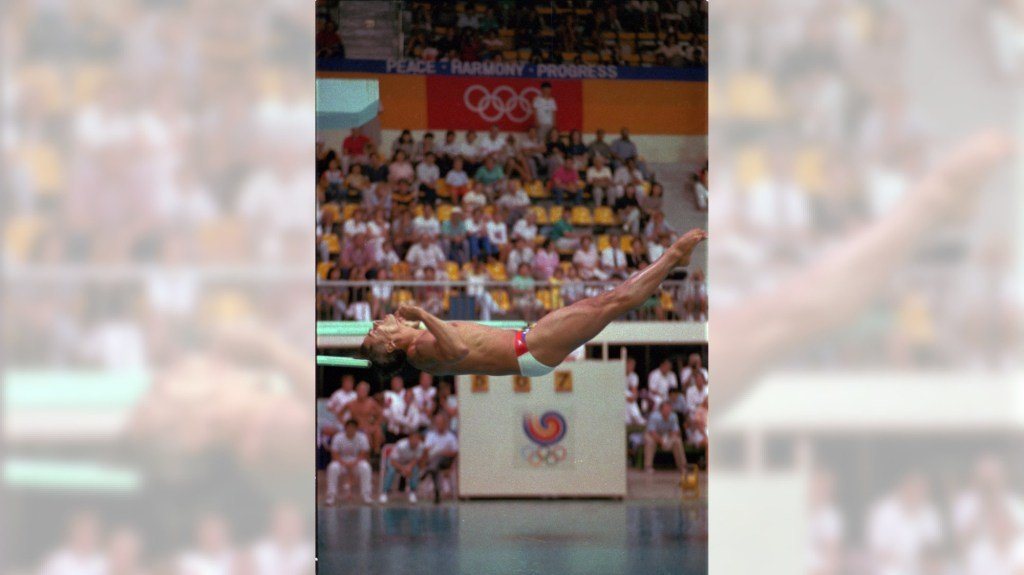 El 19 de septiembre se reúne con Greg Louganis Head On Butting Board
