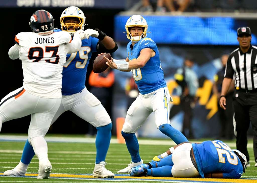 Najee Harris de Chargers ayudó frente al campo después de herir el tobillo contra los Broncos