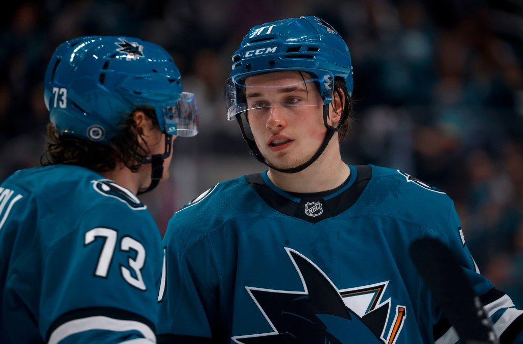 Macklin Celebrini de San Jose Sharks Patinaje trasero después de una enfermedad