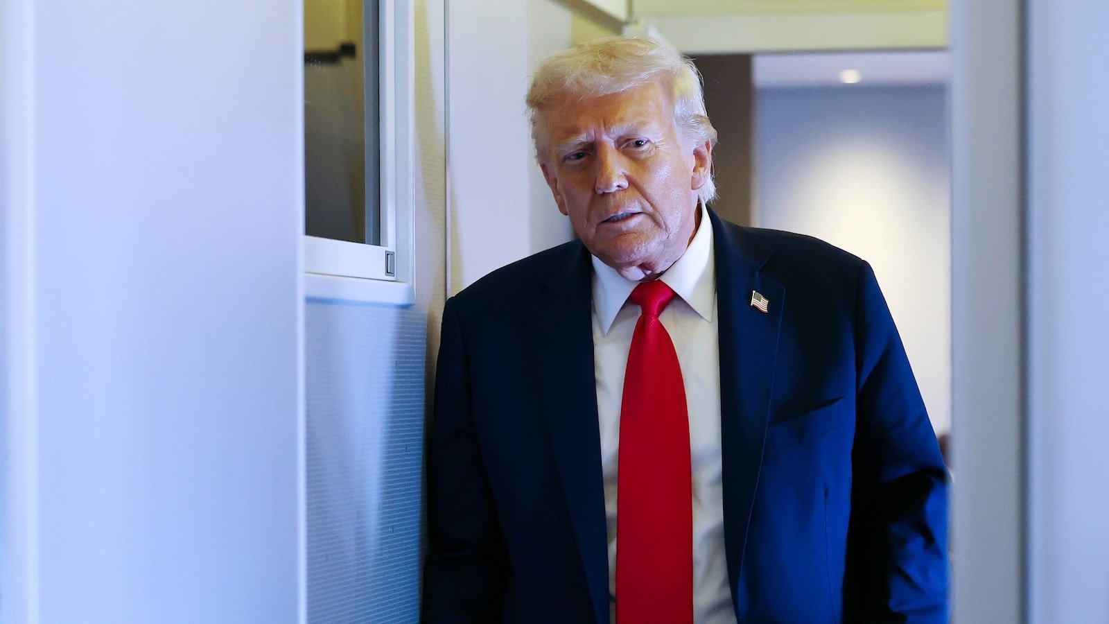 El juez arroja la demanda de difamación de Trump de USD 15 mil millones contra el New York Times, Penguin Random House, lanza