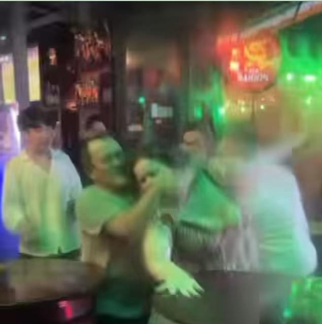 Los locales reducidos solicitan acción para británicos tras británicos en el bar vietnamita con otros turistas en un impactante material de la película Brawl, y uno golpeó accidentalmente a su madre