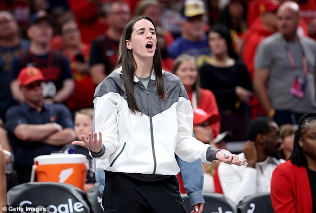 Caitlin Clark es un “agricultor en las historias de otras personas”, dice el entrenador de fiebre en medio de la guerra civil de la WNBA