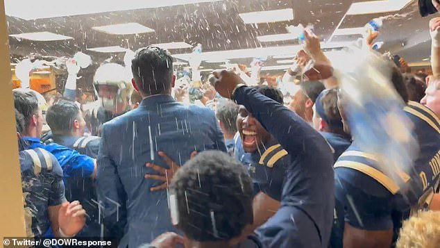 El ministro de Guerra de Trump, Pete Hegseth, deleita a los fanáticos del fútbol universitario al estrellarse en la fiesta de vestuario salvaje de la Marina