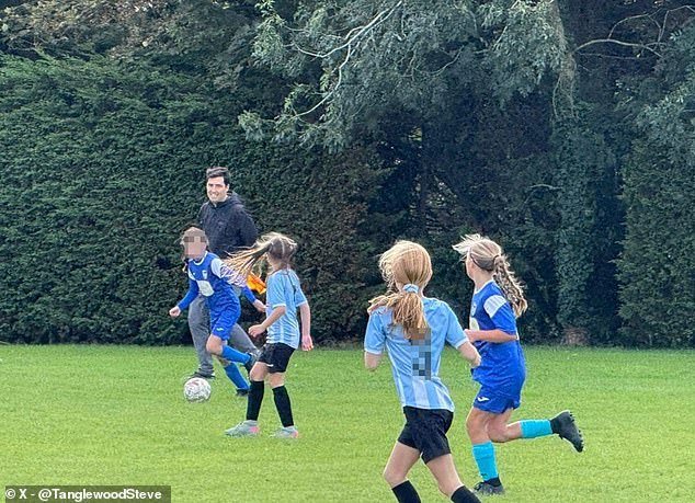 El gerente de la Premier League termina un nuevo papel en el juego básico, solo unas horas después de llevar a su club a una victoria