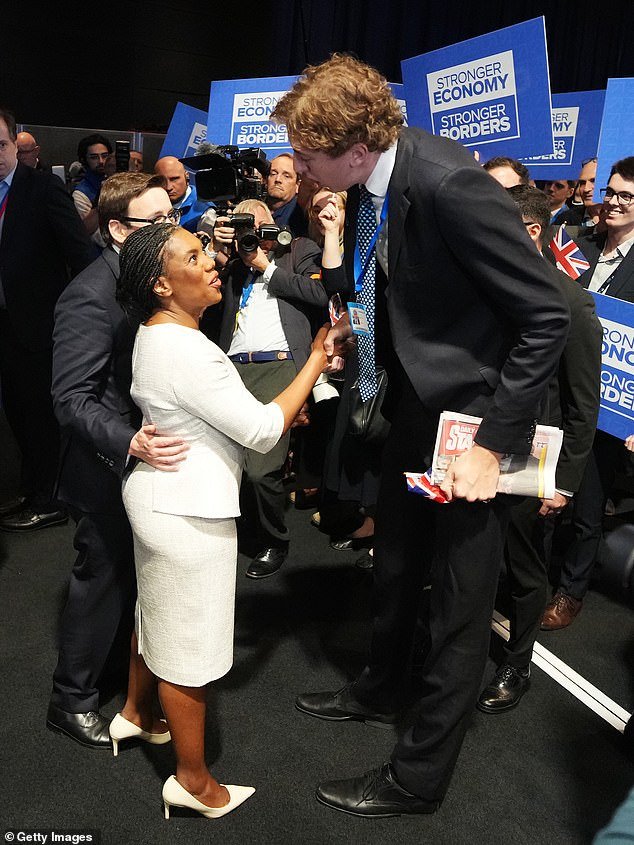 ¡El apoyo de Kemi alcanza nuevas alturas! Momento: El estudiante de 2,10 metros de altura y “el mayor conservador de Gran Bretaña” conversa con el líder conservador después de pronunciar un discurso en la conferencia