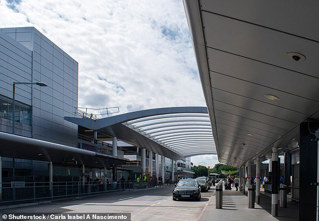 Los taxistas de Gatwick protestan contra la desviación de Uber de las leyes de licencias y la paralización del comercio.