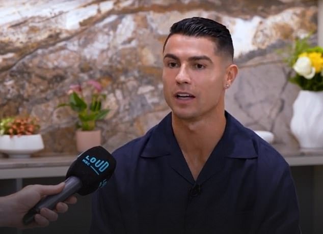 Cristiano Ronaldo admite que tiene miedo de tener una cabeza calva cuando un futbolista de 1 mil millones de libras abrió una clínica de bienestar