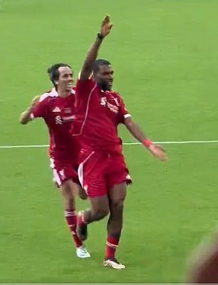 La ex estrella del Liverpool recrea las celebraciones de Diogo Jota como homenaje al fallecido futbolista tras marcar el gol de la victoria en el Partido de Leyendas ante el Chelsea