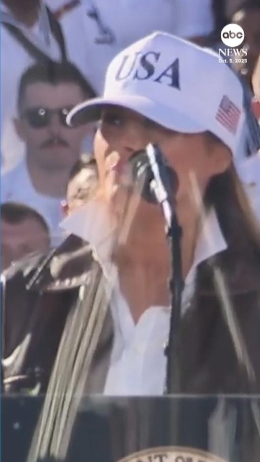 Reloj: Melania Trump da la bienvenida a los marineros con ‘Hooyah’ en el evento Navy 250