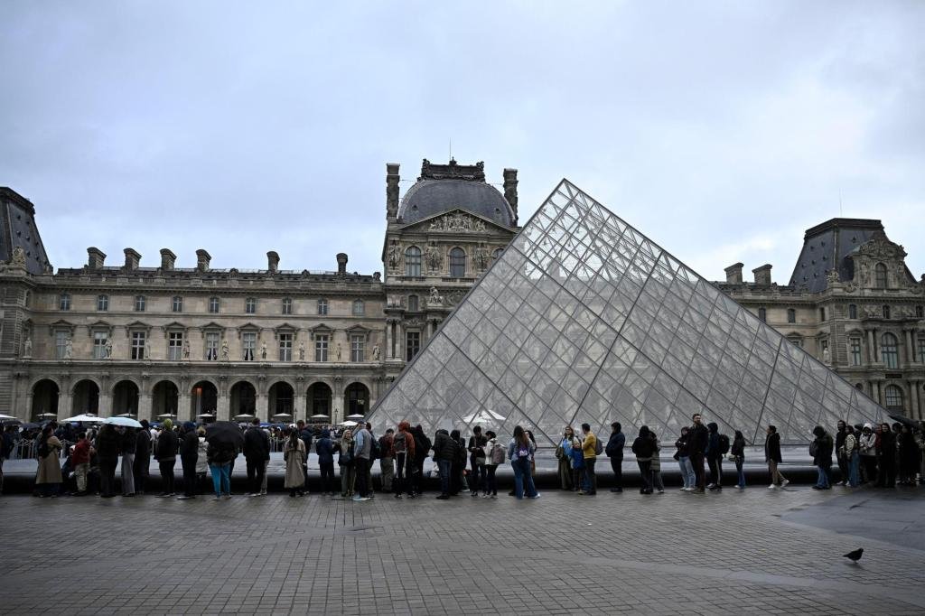 Looted_Louvre_treasures_may_never_be_found_experts_say_as_museum_remains_closed1.jpg