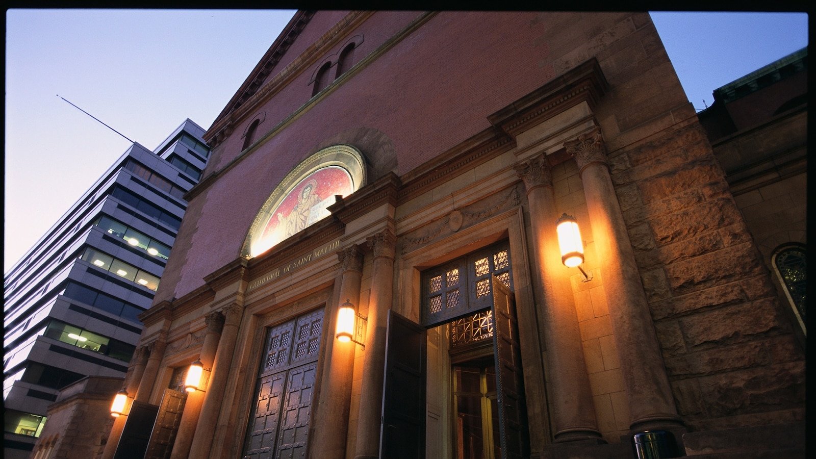 El hombre que fue arrestado frente a Washington, DC, supuestamente tuvo un cóctel Molotov: la policía