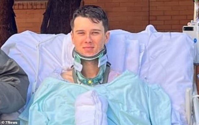 La estrella de la Copa de Melbourne le hace una promesa increíble a un joven aprendiz de jockey que estaba en silla de ruedas y no tenía sensibilidad debajo del pecho.