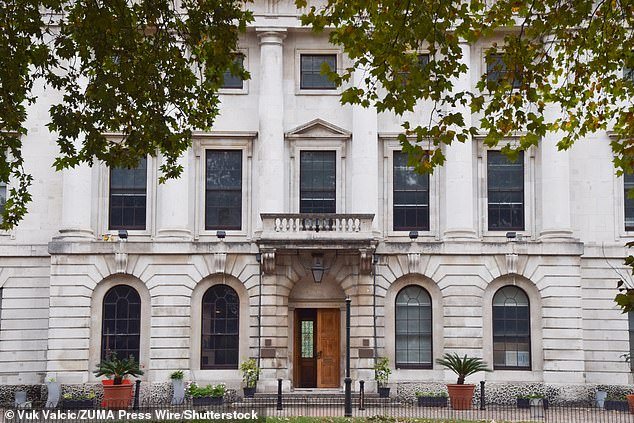 Ira cuando el Servicio de Seguridad del Estado de China concedió permiso para comprobar los pases de visitantes en los sitios del patrimonio BRITÁNICO en la última disputa sobre la ‘súper embajada’ de Beijing.