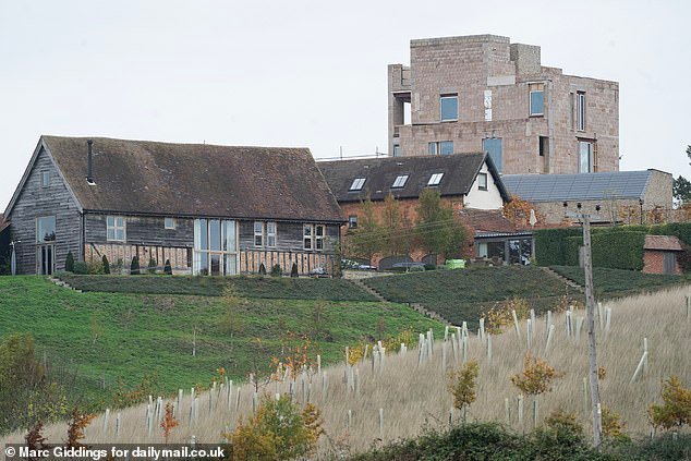 ‘La cosa jactanciosa más repugnante que he visto jamás’: el veredicto condenatorio de los aldeanos sobre el castillo Grand Designs de 7,5 millones de libras esterlinas en el corazón del país de Shakespeare, que comparan con una fortaleza nazi