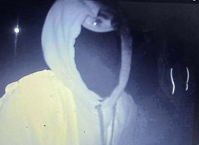 Actualmente, trabajadores comunitarios enmascarados están derribando banderas Union Jack en la oscuridad de la noche.