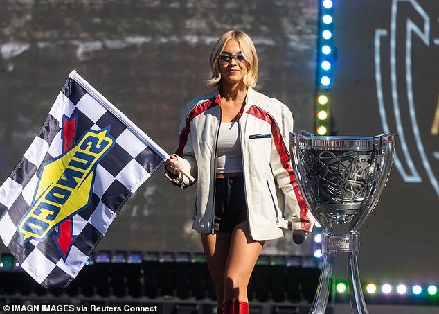 Sydney Sweeney sube al escenario en una importante carrera de NASCAR apenas unas horas después de gritarle a su ex prometido en Los Ángeles.