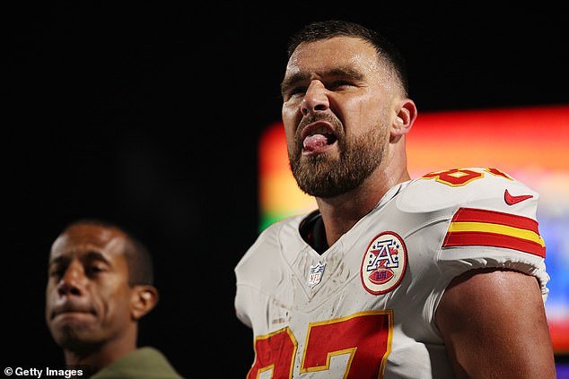 Travis Kelce incita a los fanáticos de los Bills mientras se dirige al vestuario lesionado por un fuerte golpe de su rival