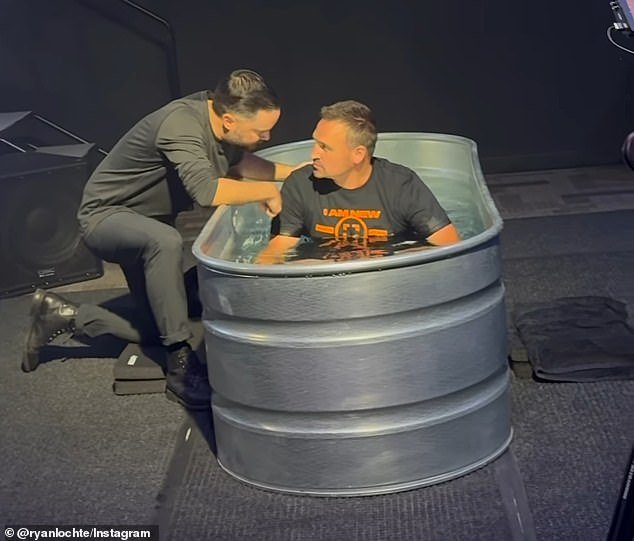 Ryan Lochte posa con su nueva novia y sus hijos después de bautizarse tras un período en rehabilitación