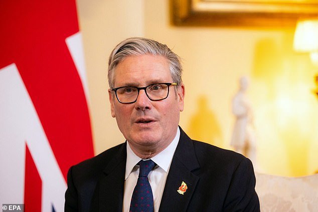 Inste al Primer Ministro a luchar contra la avalancha de noticias falsas y la “derrame” de la IA en las plataformas tecnológicas.