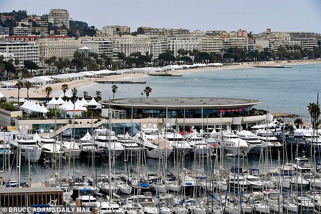 Los funcionarios públicos acumulan billetes de £170.000 mientras disfrutan de un viaje de negocios “alcohólico” en la Riviera francesa… mientras los hogares británicos se preparan para aumentos drásticos de los impuestos municipales