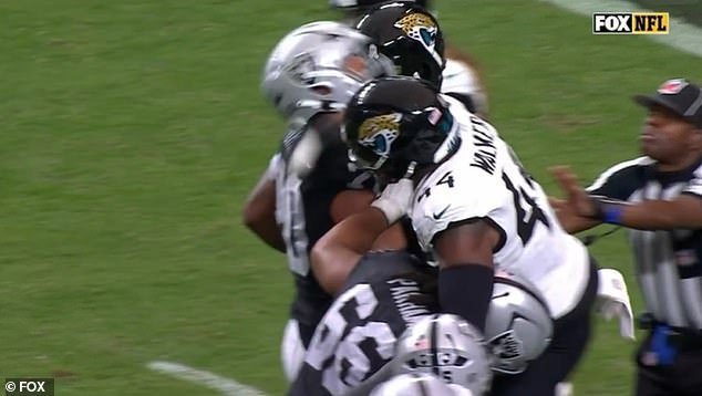 Momento impactante: la estrella de los Jaguars, Travon Walker, es expulsado por darle un puñetazo brutal a su oponente