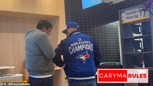 Fanático de los Azulejos ataca brutalmente a un hombre al azar en McDonald’s sin provocación después de la derrota de la Serie Mundial