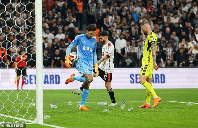El momento en que la ex estrella del Manchester City es arrojada con trofeos por fanáticos enojados, mientras otro ex jugador de la Premier League es alcanzado por un misil en un caótico derbi.