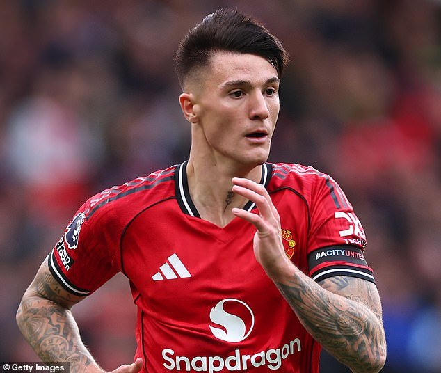 Gary Neville dice que la estrella del Man United de £ 74 millones está “a millas” del estándar de sus otros fichajes