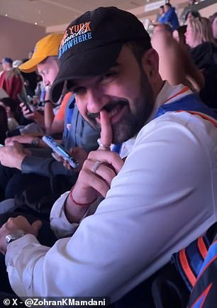 Zohran Mamdanni se encoge de hombros mientras se cuela en el partido de los Knicks en el Madison Square Garden