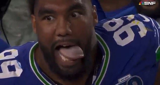 La estrella de los Seattle Seahawks, Leonard Williams, hace que los fanáticos se derrumben mientras se filma una parte gigante del cuerpo en la televisión.