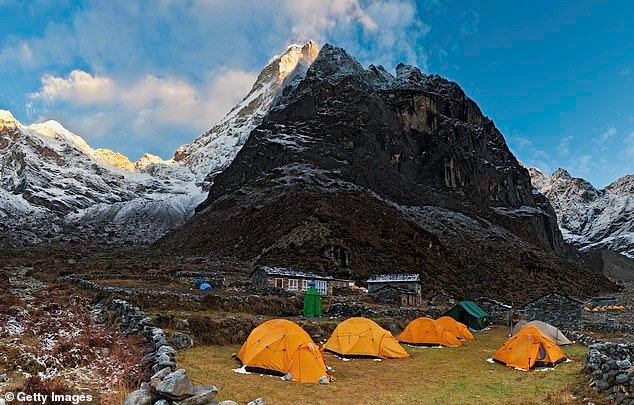 Cinco de cada siete turistas murieron cuando una avalancha destruyó el campamento base de los montañeros del Himalaya
