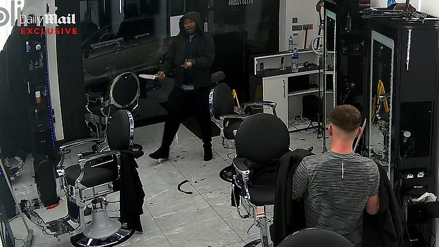 Momento “Messer, que hirió a 11 personas en un tiroteo en un tren en Huntingdon, irrumpe en una barbería poco después de apuñalar a un chico de 14 años”