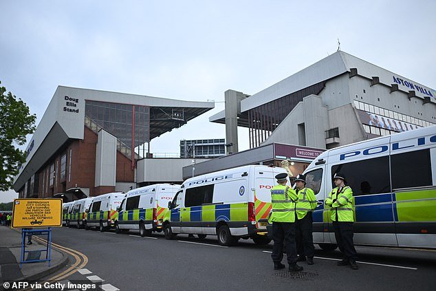 La policía despliega 700 agentes, drones, perros y caballos en una importante operación (y convierte el estadio en una zona de exclusión aérea) para detener los disturbios en el Aston Villa contra el Maccabi Tel Aviv después de que los aficionados israelíes fueran PROHIBIDOS.